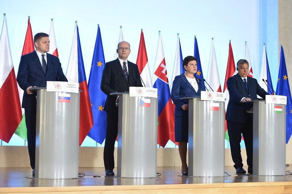 Společná tisková konference po jednání V4 ve Varšavě. Zleva: Robert Fico, Bohuslav Sobotka, Beata Szydlo, Viktor Orbán