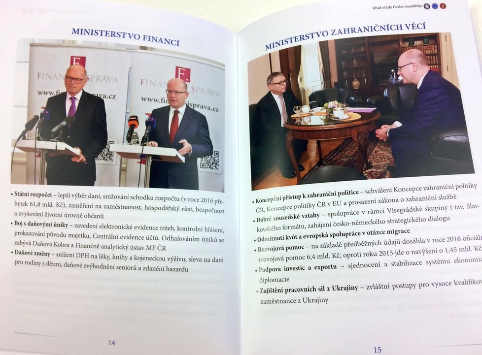 Brožura popisuje úspěchy vlády Bohuslava Sobotky (ČSSD).