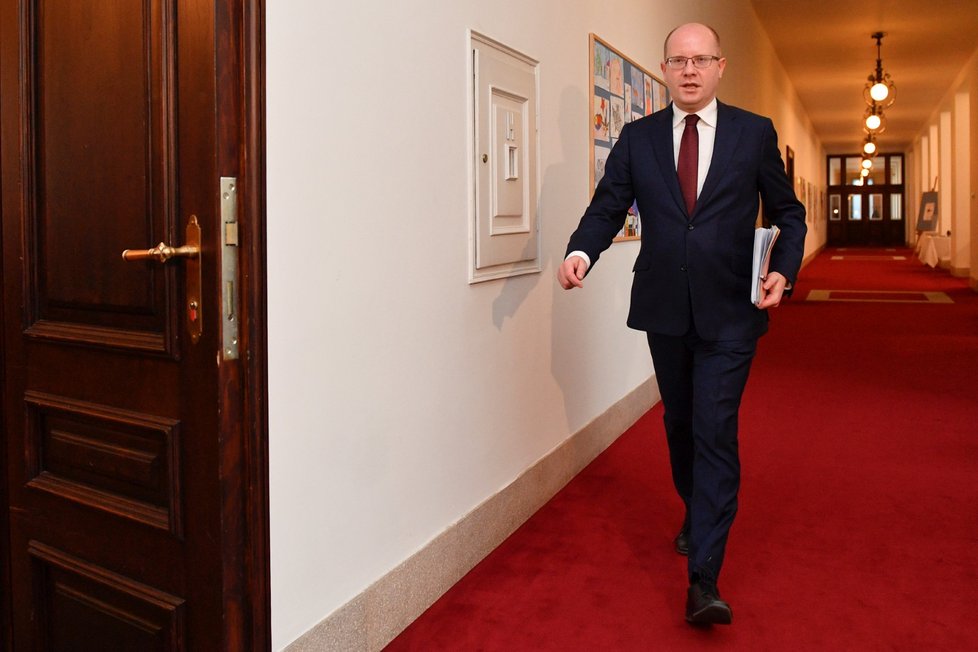 Premiér Bohuslav Sobotka (ČSSD) přichází na jedno z posledních zasedání vlády. Ministři na něm schválili svou demisi. Plní tak další povolební krok