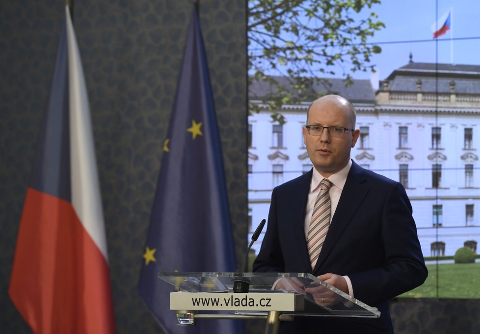 Premiér Bohuslav Sobotka (ČSSD) řekl 27. dubna na tiskové konferenci v Praze, že ministr financí Andrej Babiš (ANO) dluží veřejnosti i vládním partnerům odpověď na velké množství otázek.