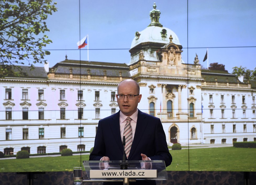 Premiér Bohuslav Sobotka (ČSSD) řekl 27. dubna na tiskové konferenci v Praze, že ministr financí Andrej Babiš (ANO) dluží veřejnosti i vládním partnerům odpověď na velké množství otázek. Podezření kolem jednokorunových dluhopisů či Babišova majetku podle něj ohrožují fungování vlády a důvěryhodnost státu. Sobotka počká do konce dubna, než vyprší lhůta Sněmovny, aby Babiš vysvětlil podezření z daňových úniků. Poté rozhodne o dalším postupu v rámci vlády i koalice.