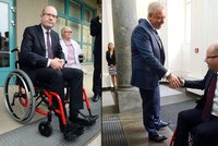 Premiér Sobotka skončil na vozíku: Slíbil víc peněz na sociální služby