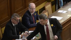 Lubomír Zaorálek při projevu ve Sněmovně, přihlíží Bohuslav Sobotka a na pozici vicepremiéra ještě sedí Andrej Babiš.