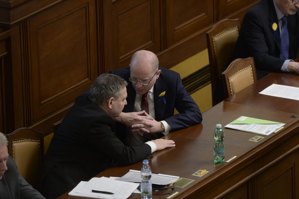 Lubomír Zaorálek a Bohuslav Sobotka v diskuzi při mimořádné schůzi Poslanecké sněmovny k nahrávkám s Andrejem Babišem