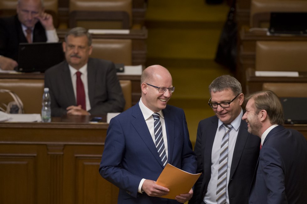 Premiér Bohuslav Sobotka s ministrem zahraničí Lubomírem Zaorálkem a šéfem poslanců ČSSD Romanem Sklenákem ve Sněmovně