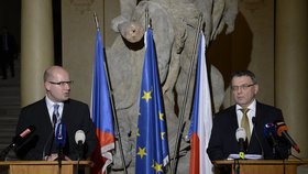 Premiér Bohuslav Sobotka a ministr zahraničí Lubomír Zaorálek (oba ČSSD) v úterý po jednání s velvyslanci