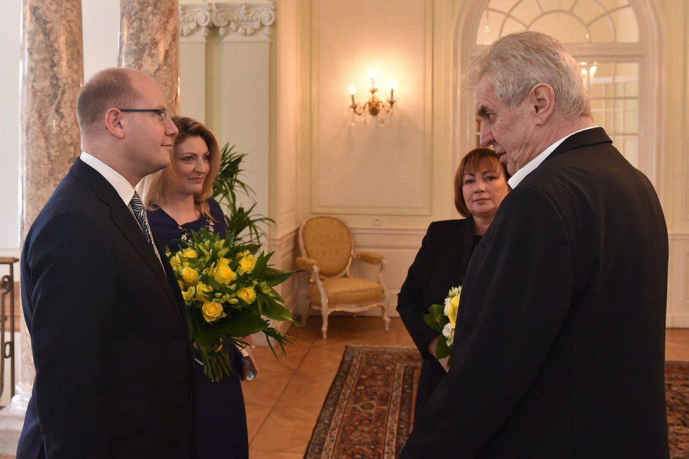 Premiér Bohuslav Sobotka (ČSSD, vlevo) s manželkou Olgou a prezident Miloš Zeman s chotí Ivanou