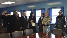 Premiér Bohuslav Sobotka (čtvrtý zleva) navštívil 25. února korejské demilitarizované pásmo, které tvoří hranici mezi Jižní Koreou a komunistickou KLDR.
