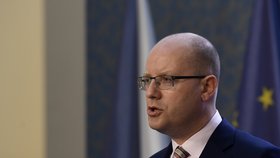 Premiér Bohuslav Sobotka (ČSSD) řekl 27. dubna na tiskové konferenci v Praze, že ministr financí Andrej Babiš (ANO) dluží veřejnosti i vládním partnerům odpověď na velké množství otázek. Podezření kolem jednokorunových dluhopisů či Babišova majetku podle něj ohrožují fungování vlády a důvěryhodnost státu. Sobotka počká do konce dubna, než vyprší lhůta Sněmovny, aby Babiš vysvětlil podezření z daňových úniků. Poté rozhodne o dalším postupu v rámci vlády i koalice.