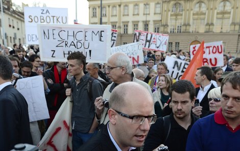 Sobotkovi příznivci přišli šéfa ČSSD podpořit na Hrad.