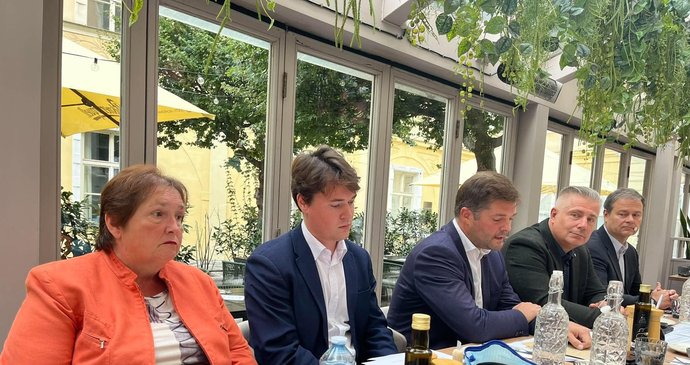 Tisková konference Sociální demokracie dne 16. 9. 2026 (zleva Alena Šírová, Luděk Svoboda, Jiří Nedvěd, Radek Scherfer a Zdeněk Slavík)