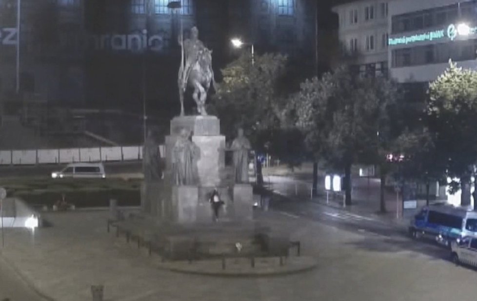 Zfetovaná dívka vylezla na sochu svatého Václava na Václavském náměstí.