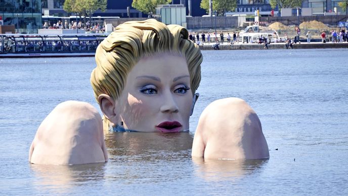Obří socha koupající se dámy v Hamburgu