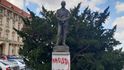 Na podstavec sochy exprezidenta Edvarda Beneše neznámý pachatel připsal, že státník byl rasista a vrah.