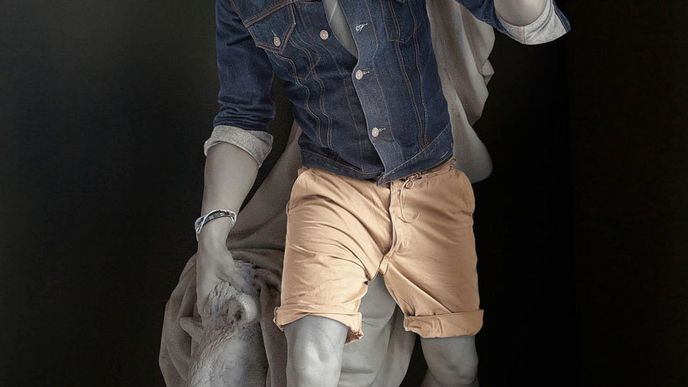 Po hipstersku oblékl francouzský umělec Léo Caillard některé sochy v Louvru