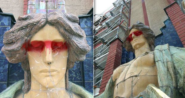 Domaloval jí brýle! Vandal poškodil sochu před muzeem v Hradci Králové