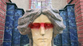 Vandal pomaloval sochu na královéhradeckém muzeu