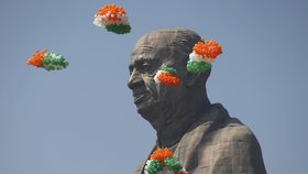 Indická socha je dvakrát vyšší než americká Socha svobody.