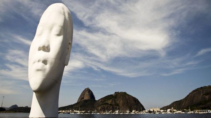 Socha Jaume Plensy na pláži Botafogo