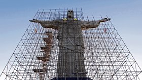 Sochu Krista Spasitele při rekonstrukci obepíná lešení
