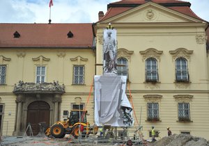 Brněnský magistrát nechal na Dominikánské náměstí umístit lešení s maketou sochy Josefa II.