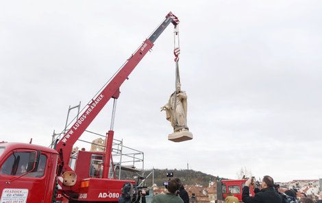 Sochu musela na podstavec dostat těžká technika.