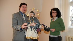Státní zástupce Jan Svoboda a Lada Hlaváčková, diecézní konzervátorka Biskupství litoměřického, při  předání sochy