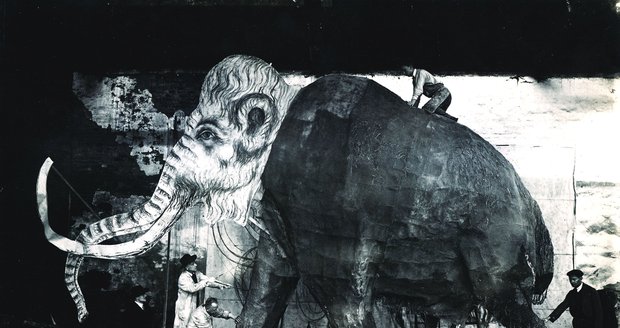 Rok 1928. Vědci a řemeslníci pracují na soše mamuta v životní velikosti pro výstavu Člověk a jeho rod na brněnském výstavišti.