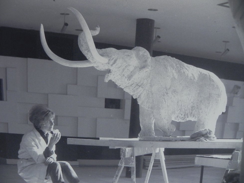 Sádrový model mamuta sochaře Zdeňka Macháčka.