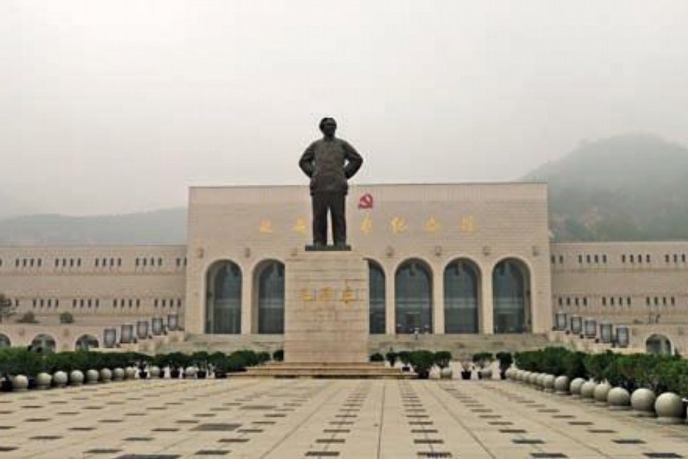 Socha Mao Ce-tunga před vchodem do Muzea jen-anské revoluce
