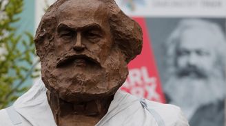 OBRAZEM: Němci vztyčili Marxovi sochu v nadživotní velikosti, dostali ji darem od Číny
