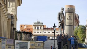 Řádění filmařů před Pražským hradem: Z Masaryka udělali pisoár!