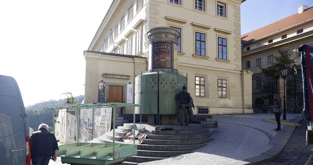 Sochu Masaryka na Pražském hradě schovali za zástěnu. Zhodnoťte sami podobnost s historickým pařížským pisoárem?