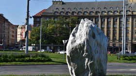 Na Vítězném náměstí v Praze 6 stojí socha s názvem Meteorit.
