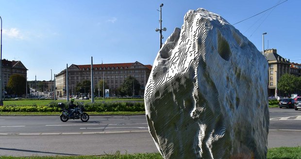 Na Vítězném náměstí v Praze 6 stojí socha s názvem Meteorit.