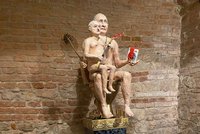 Sochu Putina trůnícího na zlatém WC čeká poslední cesta Prahou. V dražbě bude vybírat na dron pro Ukrajinu