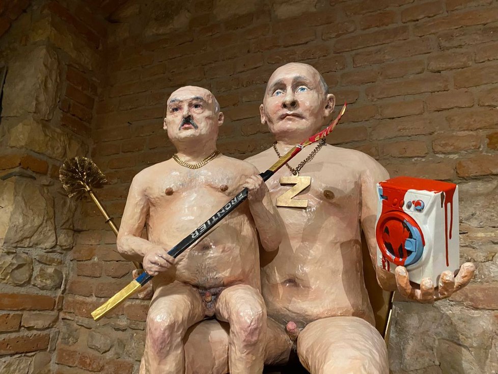 Nahý Putin trůnící na zlatém záchodě míří do dražby