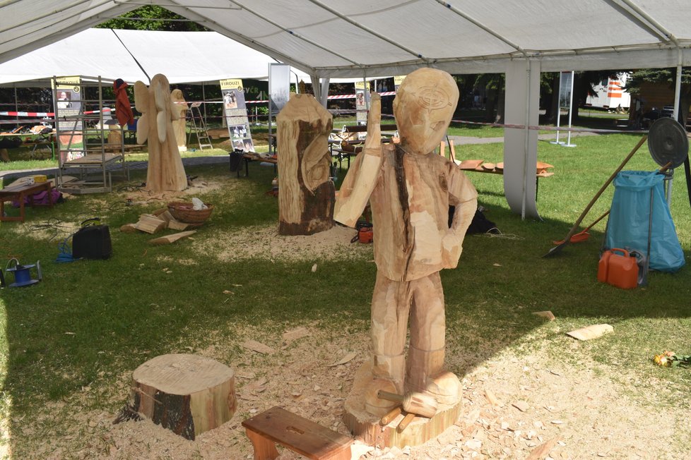 Vznik dřevěné sochy je několikadenní proces.