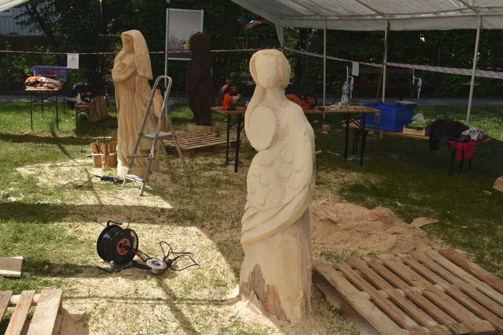 Vznik dřevěné sochy je několikadenní proces.