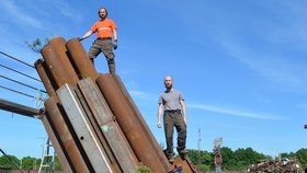 Babylonská věž na vrakovišti v Ostravě: Do roka ji pohltí zeleň