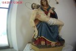 Běsnící bezdomovec se vyřádil na soše Panny Marie s Kristem v kapli kostela svatého Jiljí, škoda je podle restaurátora 50 až 70 tisíc korun.