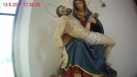 Běsnící bezdomovec se vyřádil na soše Panny Marie s Kristem v kapli kostela svatého Jiljí, škoda je podle restaurátora 50 až 70 tisíc korun.