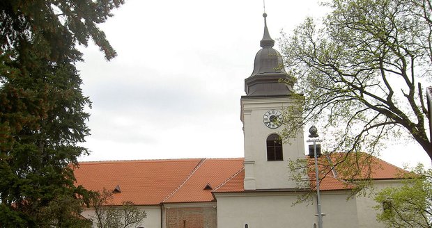 Bezdomovec se dobýval do kostela svatého Jiljí v Brně-Komárově, v kapli pak poškodil sochu Panny Marie s Kristem.