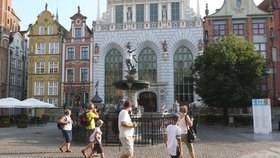 Polští aktivisté navlékly několik soch do triček s nápisem „ústava“. Na snímku socha Neptuna v Gdaňsku.