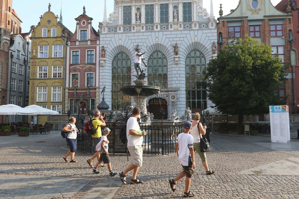 Polští aktivisté navlékly několik soch do triček s nápisem „ústava“. Na snímku socha Neptuna v Gdaňsku.