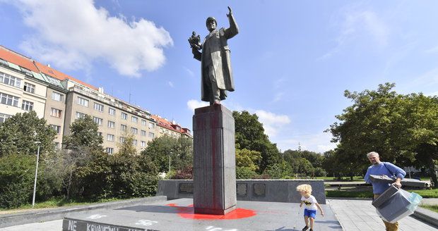 Ruská ambasáda běsní z poničené Koněvovy sochy. Viní radnici Prahy a předvolala si velvyslance