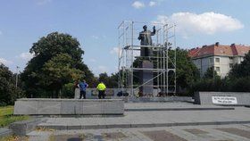 Plachtu kolem sochy maršála Koněva v Praze 6 v sobotu odpoledne někdo strhl.