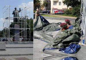 Plachtu kolem sochy maršála Koněva v Praze 6 v sobotu odpoledne někdo strhl.