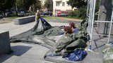 Povyk u sochy Koněva: Aktivista strhl plachtu, odvezla ho policie. Lešení Praha 6 odstraňuje