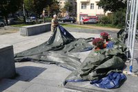 Povyk u sochy Koněva: Aktivista strhl plachtu, odvezla ho policie. Lešení Praha 6 odstraňuje